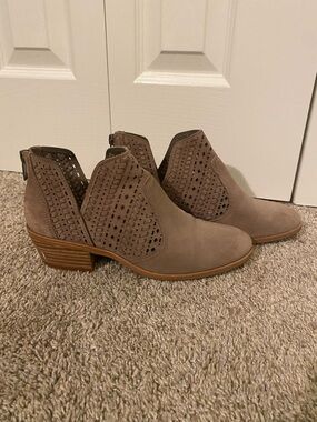 Vince Camuto Women’s 7M Taupe Suede Cutout Ankle Booties